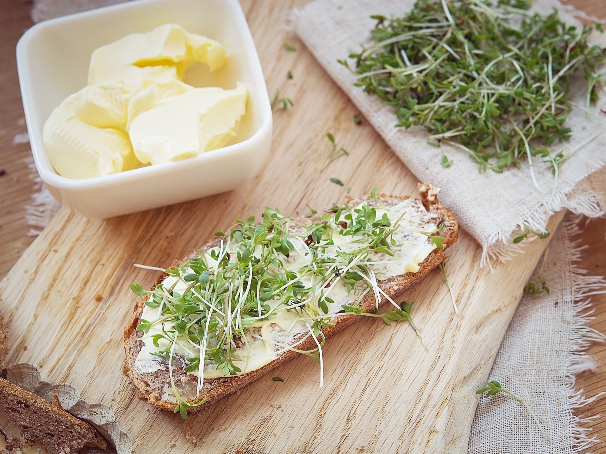 Watercress, vegetable, healthy snack. Watercress bread, cream cheese and green watercress./ Image by Petra on Pixabay.