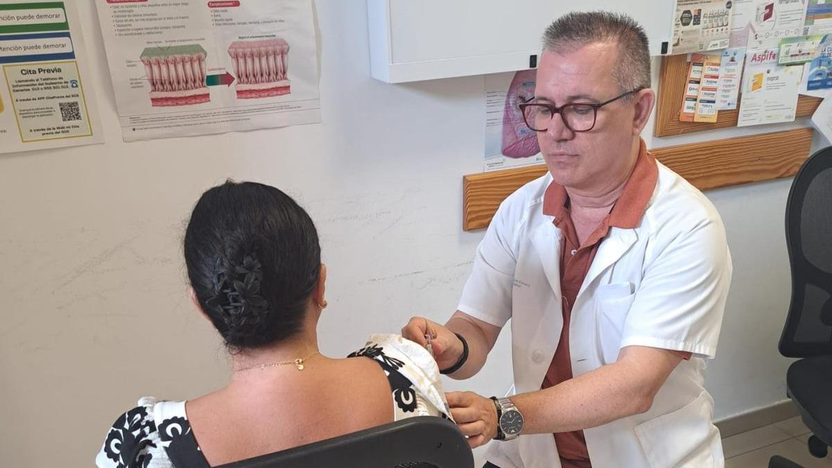 El doctor Jorge Orihuela vacuna a una paciente en el centro de salud de El Doctoral.