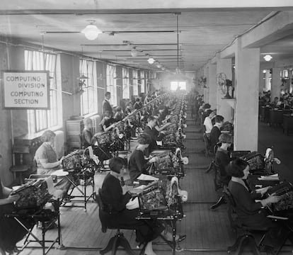 Workers in an American company in the 1920s.