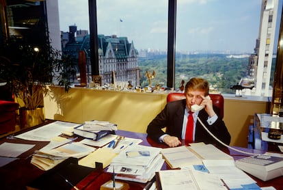 Donald Trump, outdated myth of the worker who becomes a millionaire, in his office in front of the Plaza Hotel in 1987.