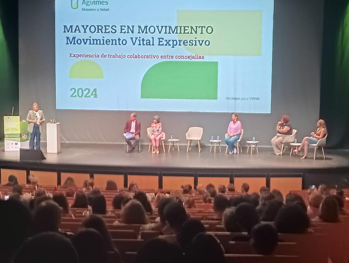 Una de las ponencias en el auditorio.