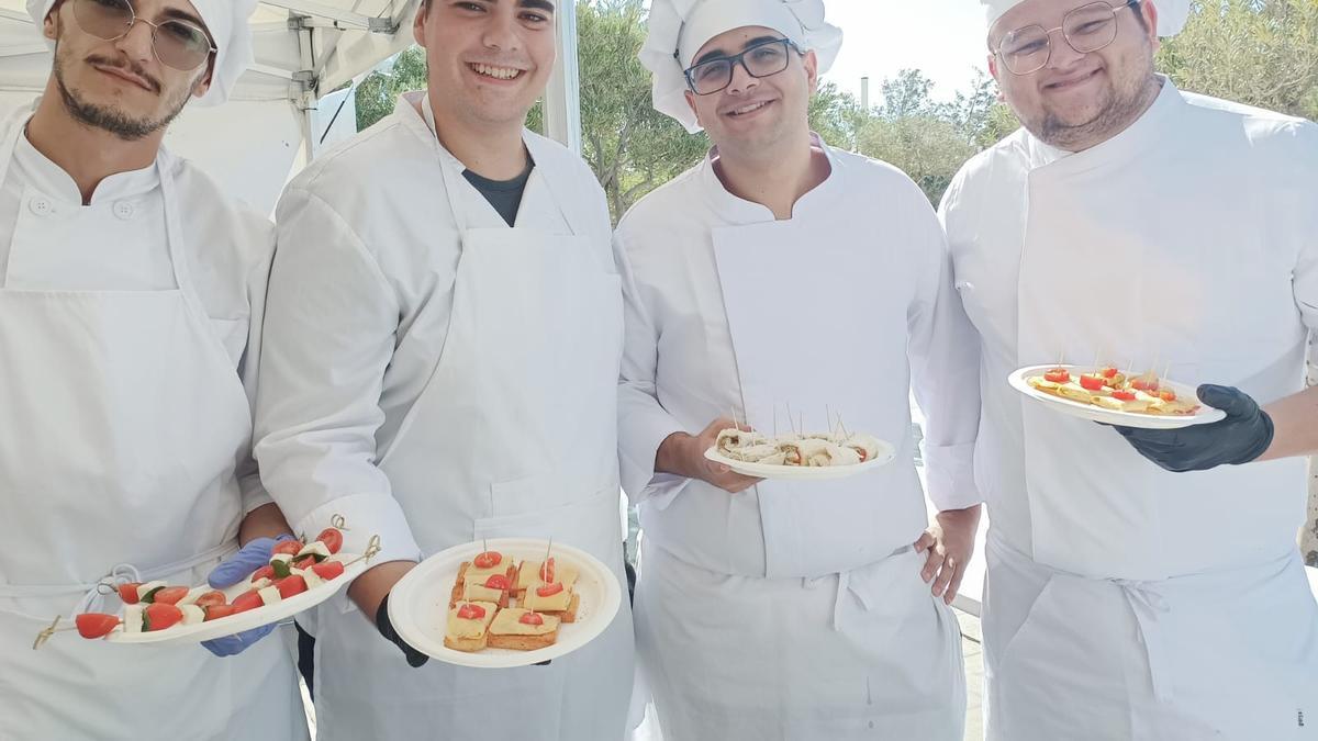 Alumnos del  Villa de Agüimes con su desayuno saludable lo bordaron.