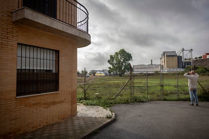 Solar next to a gas station in the Guadalquivir neighborhood, in Coria del Río (Seville), one of the sources of pollution in the town.