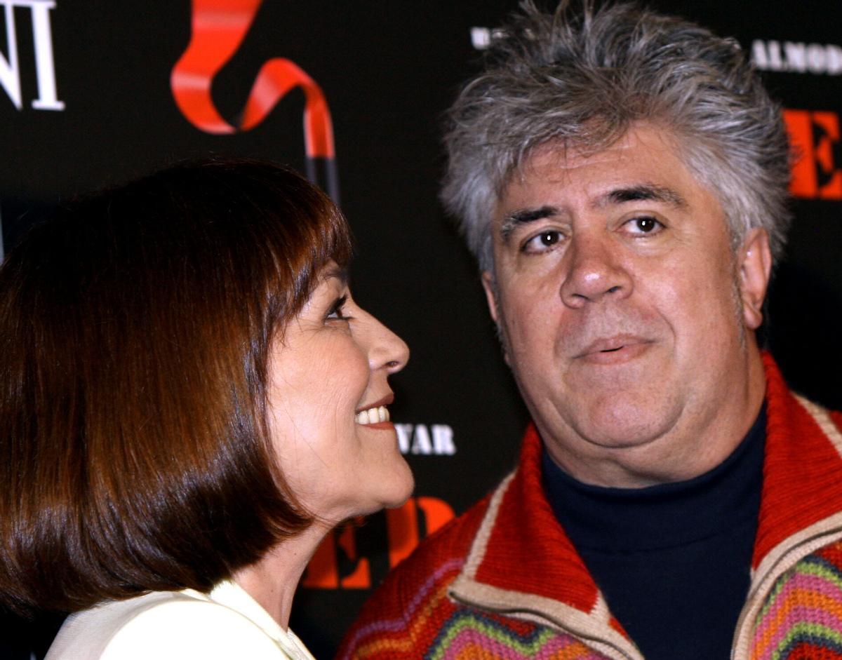 Carmen Maura y Pedro Almodóvar durante la presentación de 'Volver'.