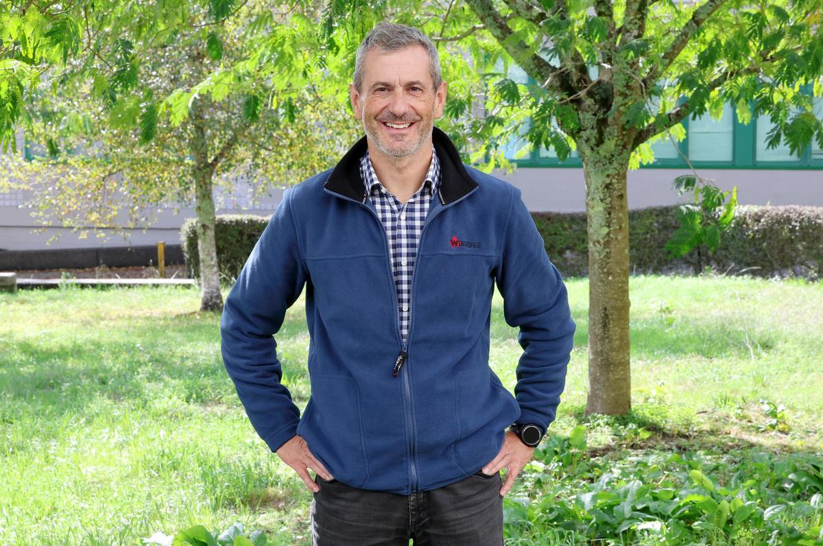 Pedro Arias, investigador y profesor de la UVigo, en el exterior de la Escuela de Ingeniería de Minas y Energía.