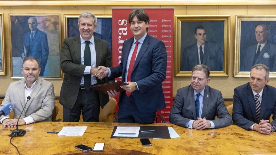 Por la izquierda, Carlos Paniceres, Javier Collado, estrechando la mano de Borja Sánchez, Canteli y David González, director de la agencia asturiana de ciencia Sekuens, ayer, en la Cámara de Comercio de Oviedo, durante la firma del convenio.