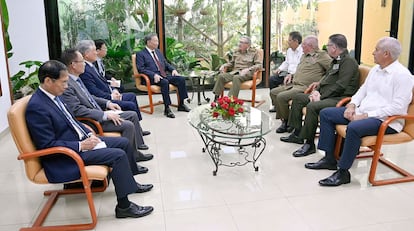 Raúl Castro in a meeting with To Lam and officials of the Communist Party of Vietnam, in Cuba, on September 27.