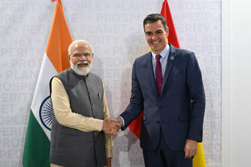 Sánchez travels to India, accompanied by his wife, to promote economic relations and attract new investments