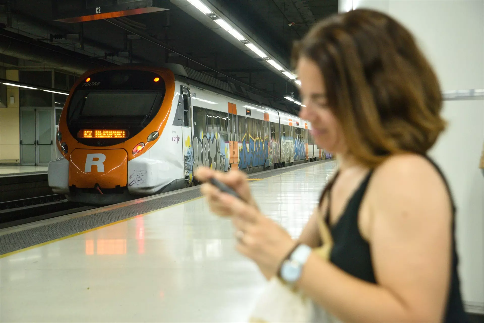 The train chaos in Catalonia challenges the mental health of its passengers: “We have given up our free time”