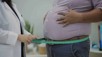 The Body Mass Index has been criticized for not taking into account the distribution of body fat, a key factor in health risks (Illustrative Image Infobae)